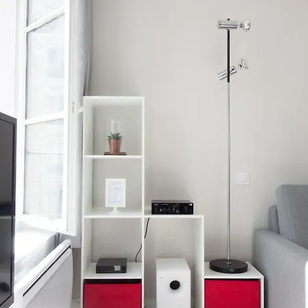 Modern And Bright Bastille Le Marais Apartment